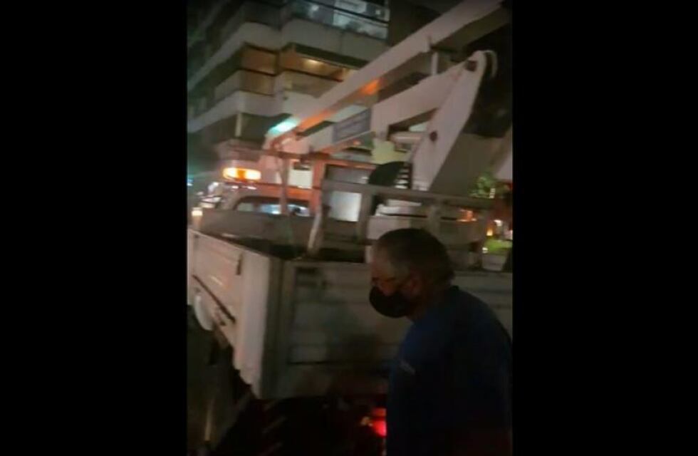 Insólito: detectaron dos comercios “colgados” del alumbrado público en la capital tucumana