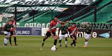Leandro Corulo, desde los 12 pasos, puso el 1-0 sobre Nueva Chicago. Gentileza: Prensa Nueva Chicago.