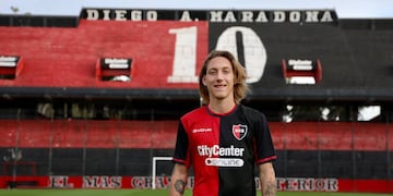 El extremo derecho posó con la camiseta rojinegra en el Coloso.