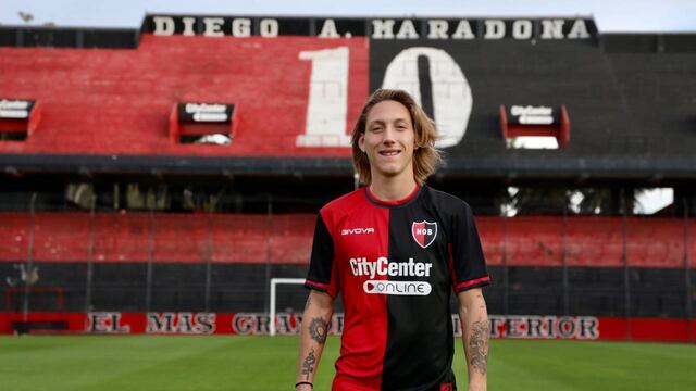 El extremo derecho posó con la camiseta rojinegra en el Coloso.