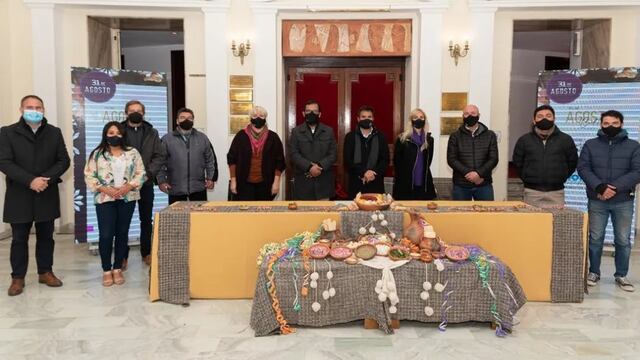 En el hall del Teatro Mitre, el Ministro de Cultura y Turismo, Federico Posadas junto a su gabinete de Cultura y acompañado por la diputada nacional Gabriela Burgos, hizo la presentación del "Agosto Cultural" 2021.