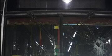 Ocurrió en Goñi y Calabria. El micro de la línea 525 quedó destruido pero no hubo personas heridas.