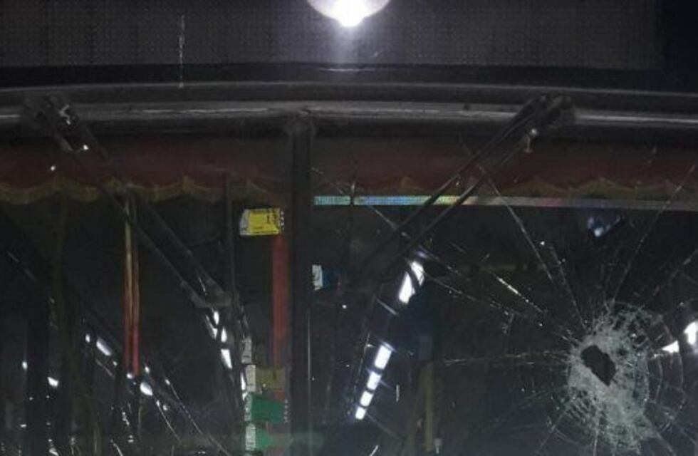 Día de furia: chocó contra un colectivo, bajó de su camioneta y rompió el parabrisas con un hacha