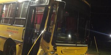 Posadas: perdió el control de un colectivo y terminó chocando a un auto estacionado.