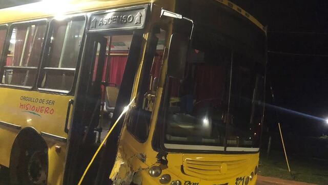 Posadas: perdió el control de un colectivo y terminó chocando a un auto estacionado.