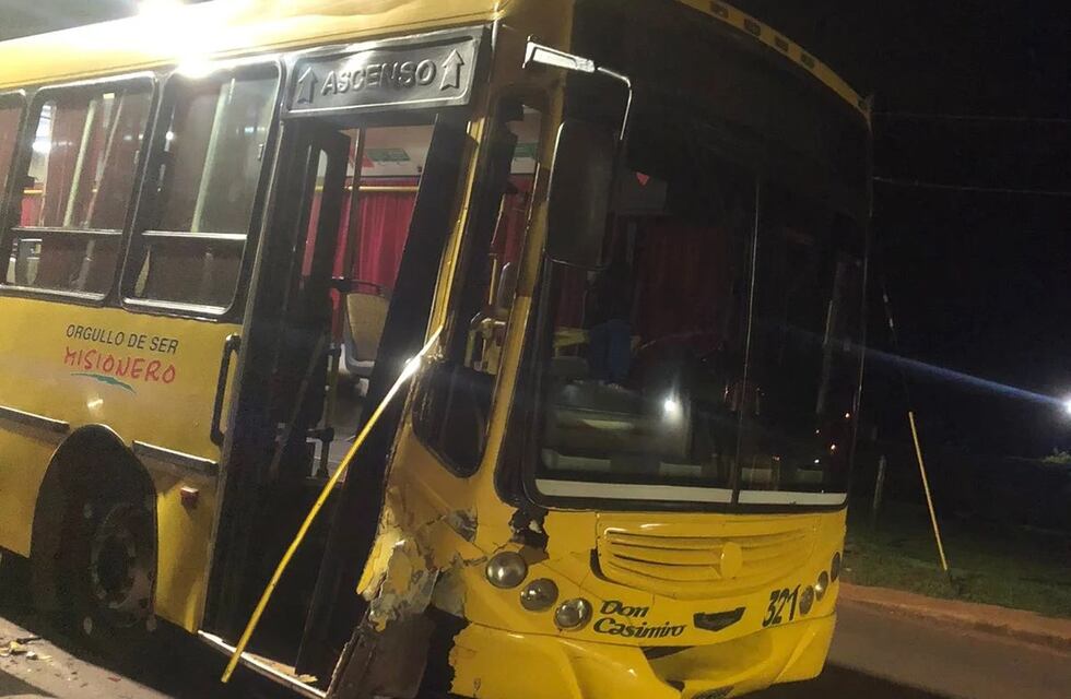 Posadas: perdió el control de un colectivo y terminó chocando contra un auto estacionado