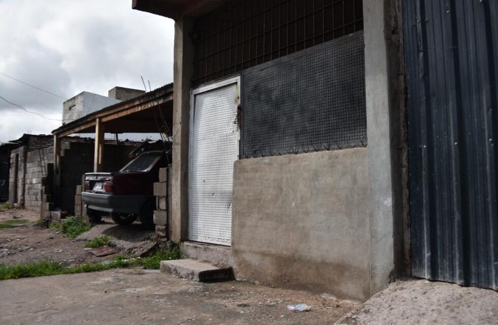 Poliladrones en Córdoba: vestidos con chalecos ingresaron a una casa en Villa Urquiza