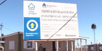 El Gobernador de la provincia entregó viviendas en Itaembé Guazú.
