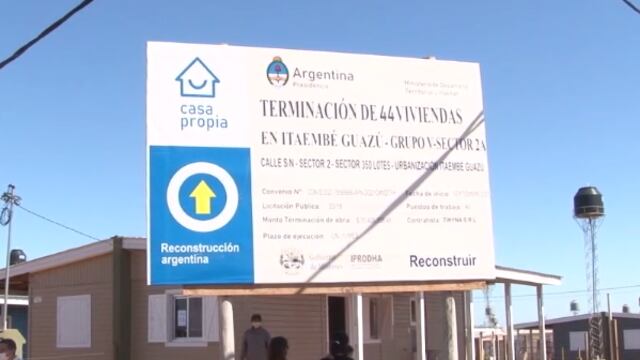 El Gobernador de la provincia entregó viviendas en Itaembé Guazú.