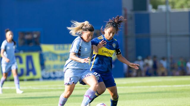 Mayra Acevedo, delantera de Belgrano, se escapa de Mayorga, la defensora de Boca en la final de la Copa de la Liga