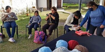 Alrededor de 30 mujeres se reúnen para tejer abrigo para las comunidades necesitadas de Chicoana y alrededores.