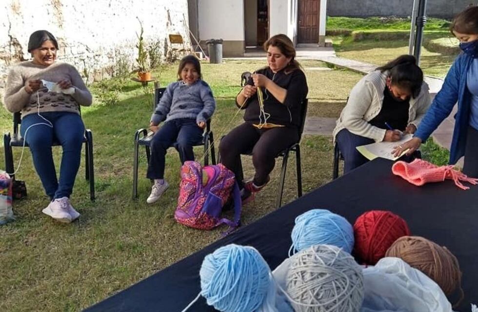 Mujeres salteñas tejen abrigos para quienes más lo necesitan