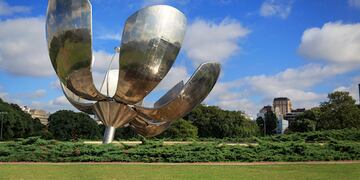 La imagen de la Floralis Genérica, que cumple 20 años desde su creación.