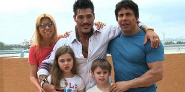 Gustavo Martínez junto a Ricardo Fort y sus hijos (Archivo La Voz).