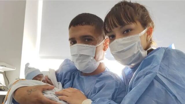 Camila y Elías con su bebé Ian.