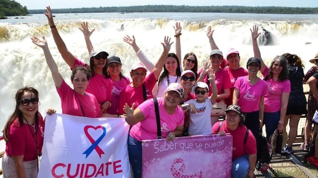 Grupos de mujeres realizaron una jornada de concientización sobre el cáncer de mama en el Parque Nacional Iguazú.