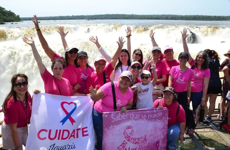 Grupos de mujeres realizaron una jornada de concientización sobre el cáncer de mama en el Parque Nacional Iguazú
