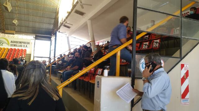 De remate. Un desalojo en uno en la Sociedad Rural de Jesús María.