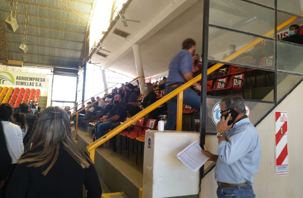 Restricciones en Córdoba: desalojaron un remate en la Sociedad Rural Jesús María