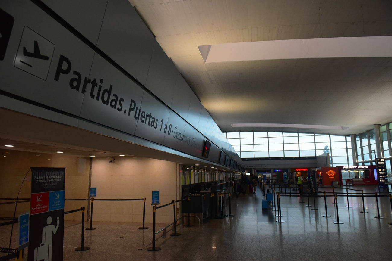 El aeropuerto Taravella durante la primera jornada del paro de controladores aéreos.  (Nicolás Bravo / La Voz)
