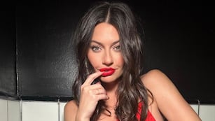 El blooper viral de Sofía “Jujuy” Jiménez: la modelo se confundió y destrozó su torta de cumpleaños pensando que traía golosinas.