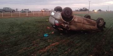 Sacanta: dos jóvenes de 25 años con heridas de gravedad tras el vuelco de un automóvil