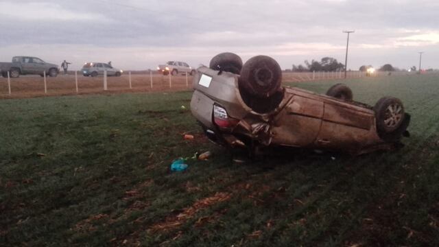 Sacanta: dos jóvenes de 25 años con heridas de gravedad tras el vuelco de un automóvil