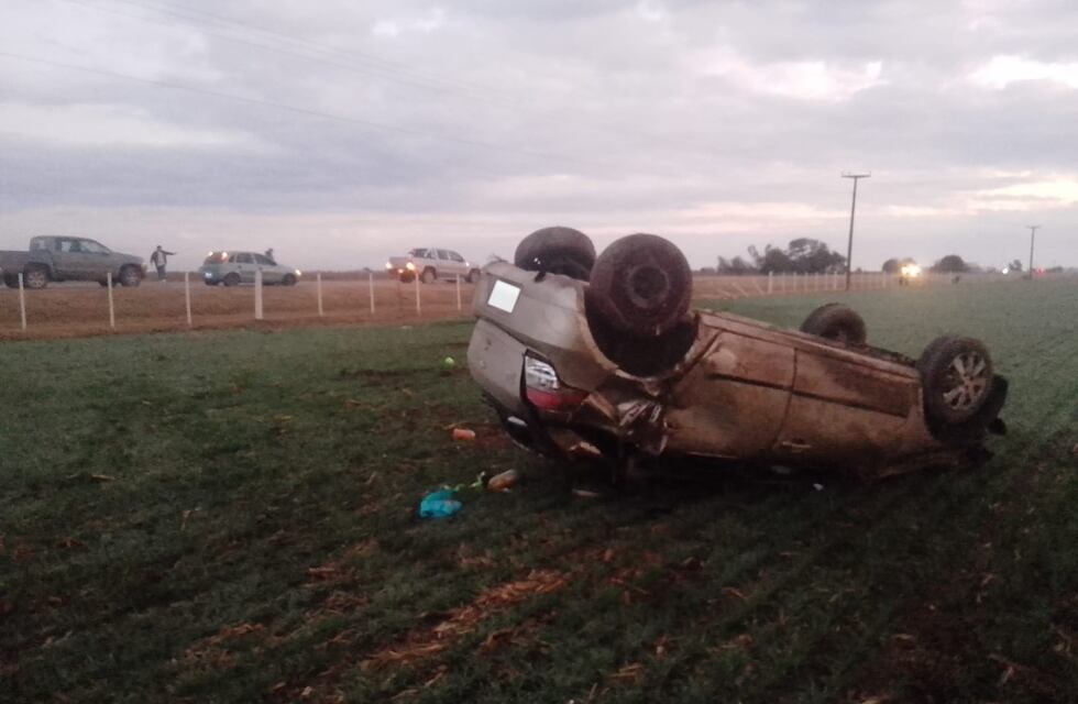 Sacanta: dos jóvenes de 25 años con heridas de gravedad tras el vuelco de un automóvil