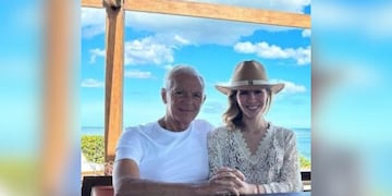 No hay tal crisis: Elina Fernandez y Eduardo Constantini se mostraron muy acaramelados en su casa de Punta del Este.