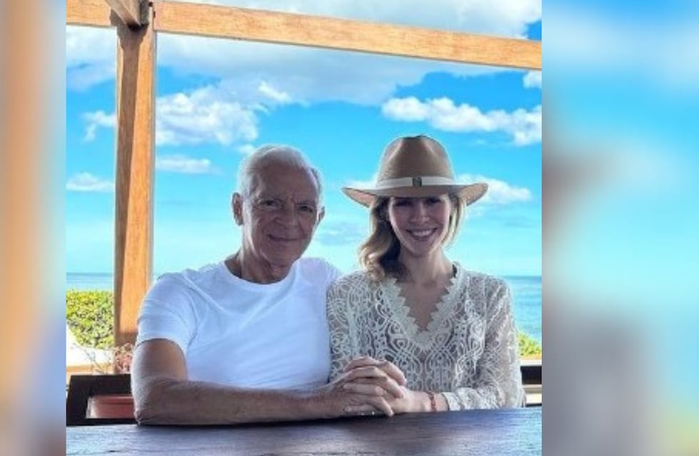 No hay tal crisis: Elina Fernandez y Eduardo Constantini se mostraron muy acaramelados en su casa de Punta del Este