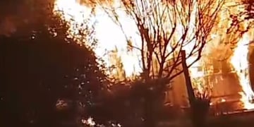 Un incendio destruyó por completo una vivienda en Eldorado.