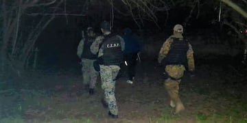 Efectivos de la Policía de Jujuy buscan también durante la noche en el monte al sujeto que es señalado como autor del doble femicidio de Yuto.