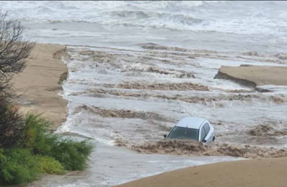 Temporal en Villa Gesell: autos inundados y calles sin luz