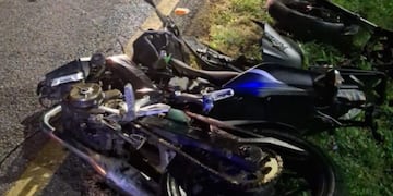 Murió un joven motociclista tras chocar contra un árbol y un poste de luz en Córdoba.