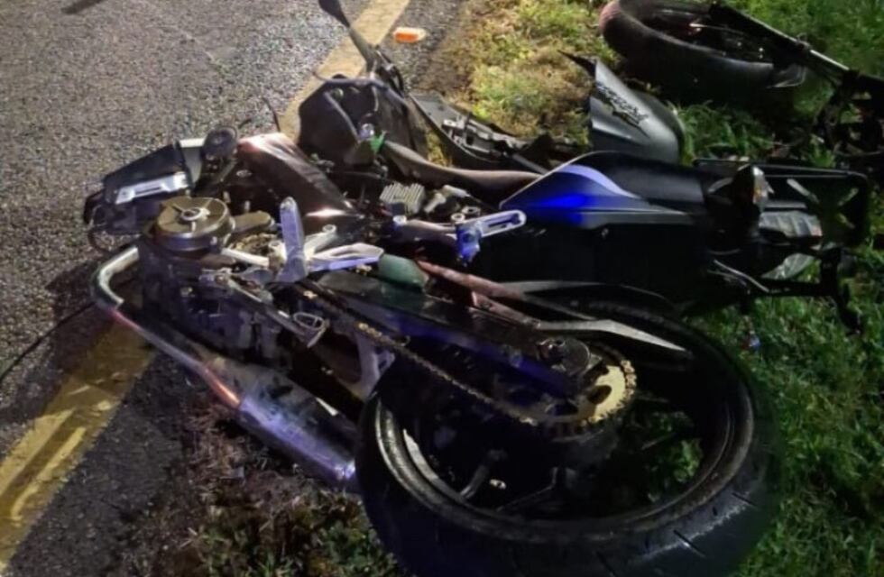 Murió un joven motociclista que chocó contra un auto y un poste de luz en Córdoba