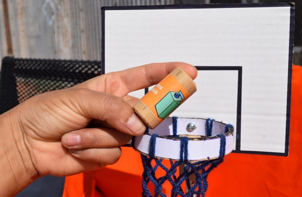 Recuperadores urbanos junto a la UNCuyo fabrican juegos con materiales reciclados