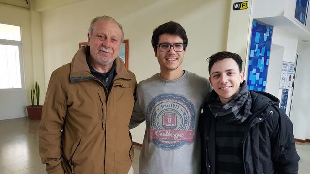 Orlando Thailinger junto a los estudiantes organizadores del evento