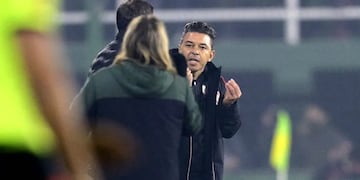 El picante cruce entre los técnicos. (Foto/AFP)