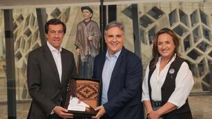 El gobernador de Jujuy, Carlos Sadir, recibe de manos de su par Martín Llaryora un poncho tradicional cordobés tejido por artesanos de esa provincia. Con ellos en la imagen la vicegobernadora Myrian Prunotto.
