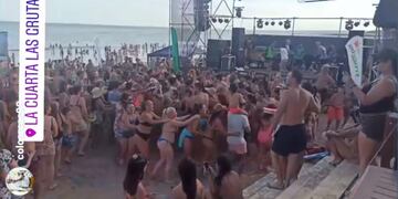 Una multitud bailo sin distanciamiento durante un show del Pela Donisi, en Las Grutas