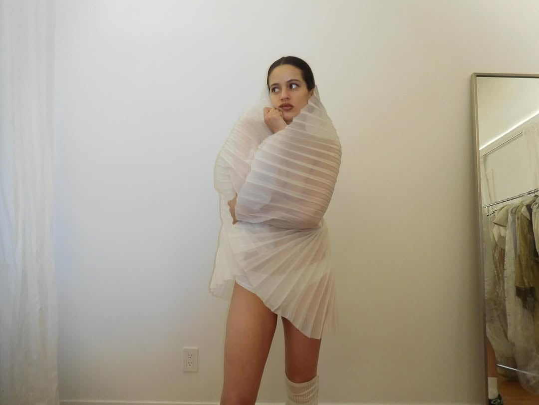 Rosalía compartió una producción de fotos muy jugada y desafió los límites de la censura con un look total white