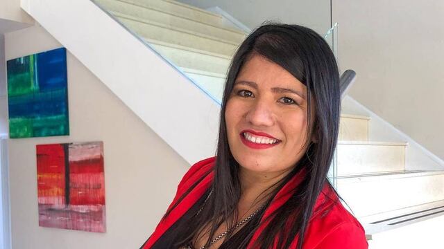 La artista vive en Centeno y trabaja en un tambo.