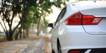 Preocupación en Mendoza: una chica salió de su casa a ver su auto y se sorprendió al encontrarse con algo terrible (imagen ilustrativa)