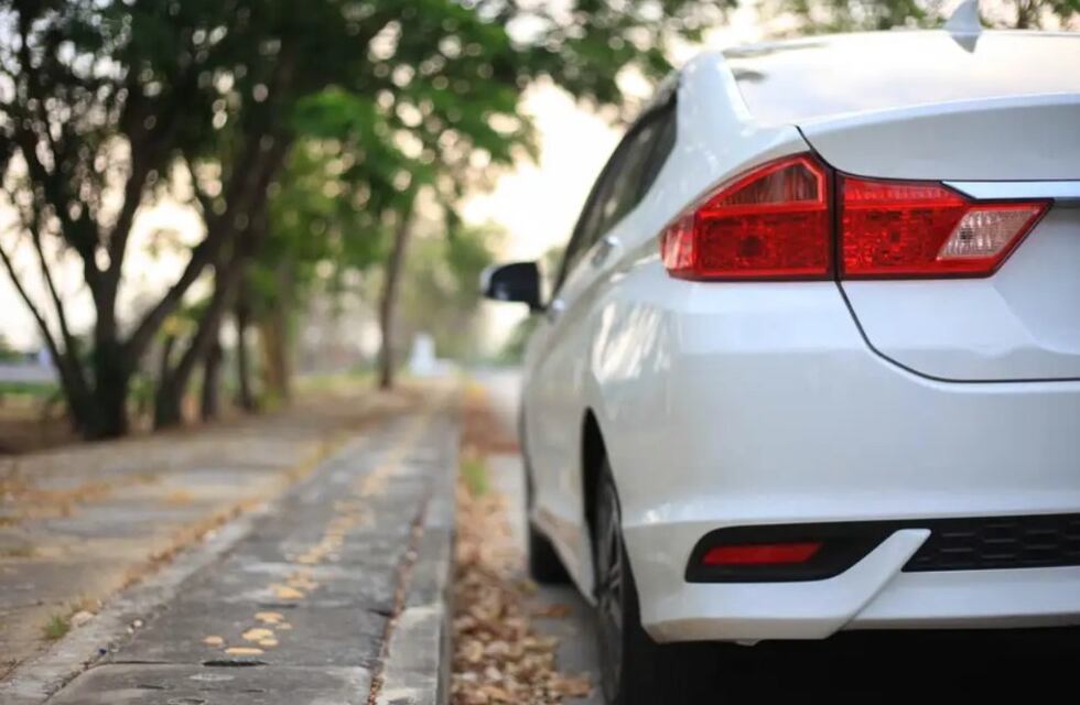 Preocupación en Mendoza: una chica salió de su casa a ver su auto y se sorprendió al encontrarse con algo terrible
