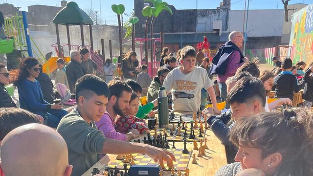 Exitoso Encuentro de Ajedrez Urbano en Parque Islas Malvinas
