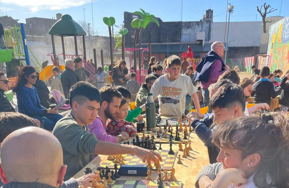 Exitoso Encuentro de Ajedrez Urbano en Parque Islas Malvinas