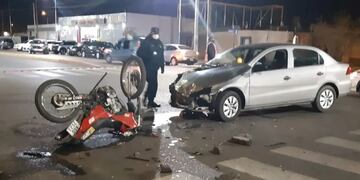 Tanto el auto como la moto quedaron muy dañadas.
