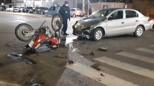 Tanto el auto como la moto quedaron muy dañadas.