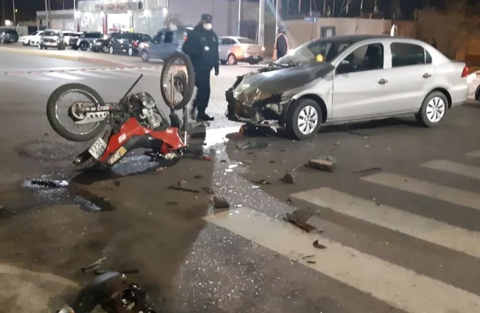 Fuerte choque entre un auto y una moto dejó como saldo dos mujeres y una beba hospitalizadas