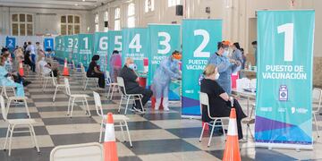 La vacunación en Córdoba proseguirá el lunes, con nuevas franjas de grupos.